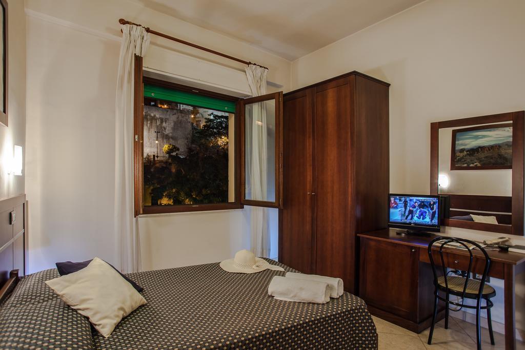 Hotel La Terrazza กาญารี ห้อง รูปภาพ